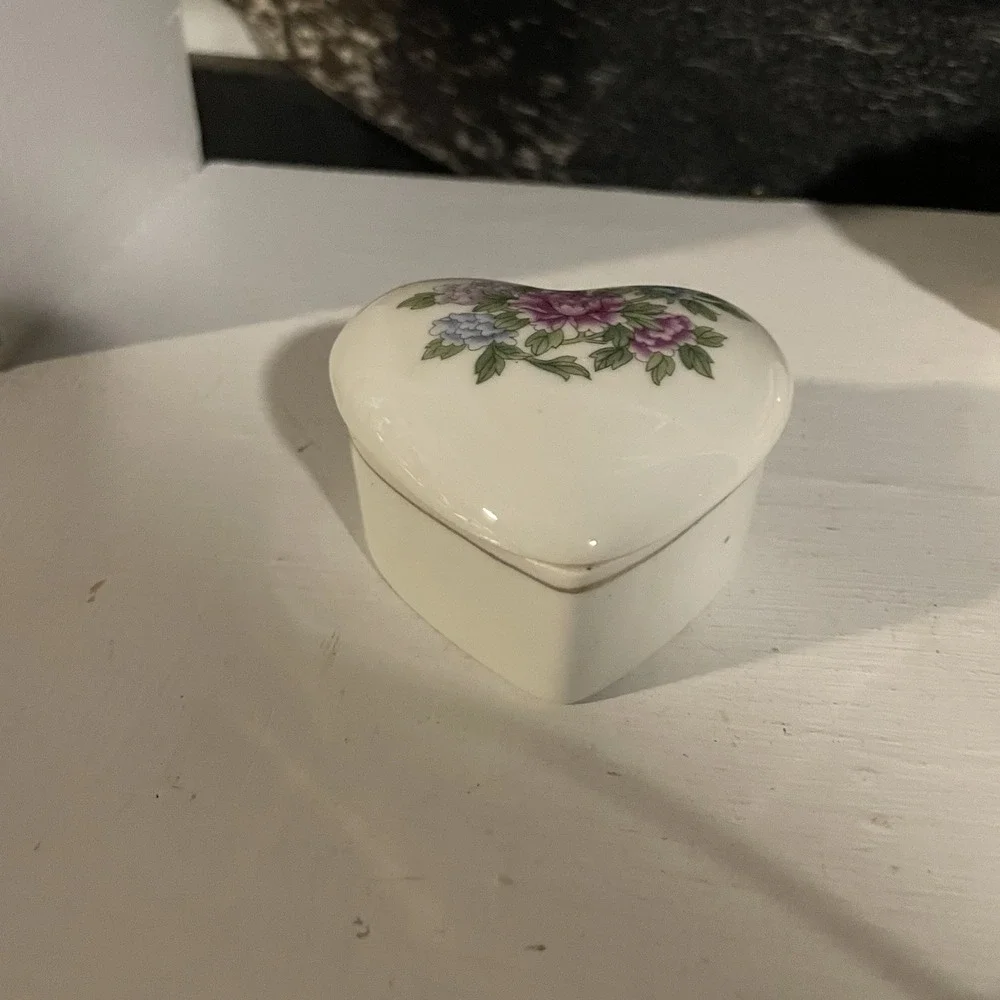 Porcelain Heart Shaped‎ Trinket Box Floral Purple Lilac & Blue Flowers